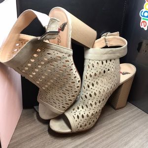 Box heel peep-toe heels